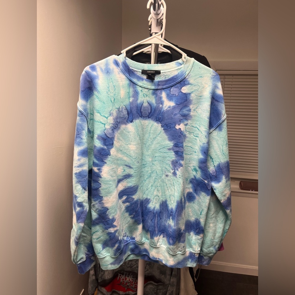 Forever 21 Blue and White Tie-Dye Crewneck Sweater